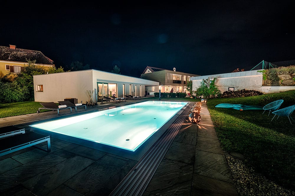 Winzervilla mit Pool bei Nacht